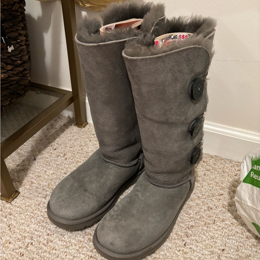 Bailey Button Triplet Gray Uggs - Size 6